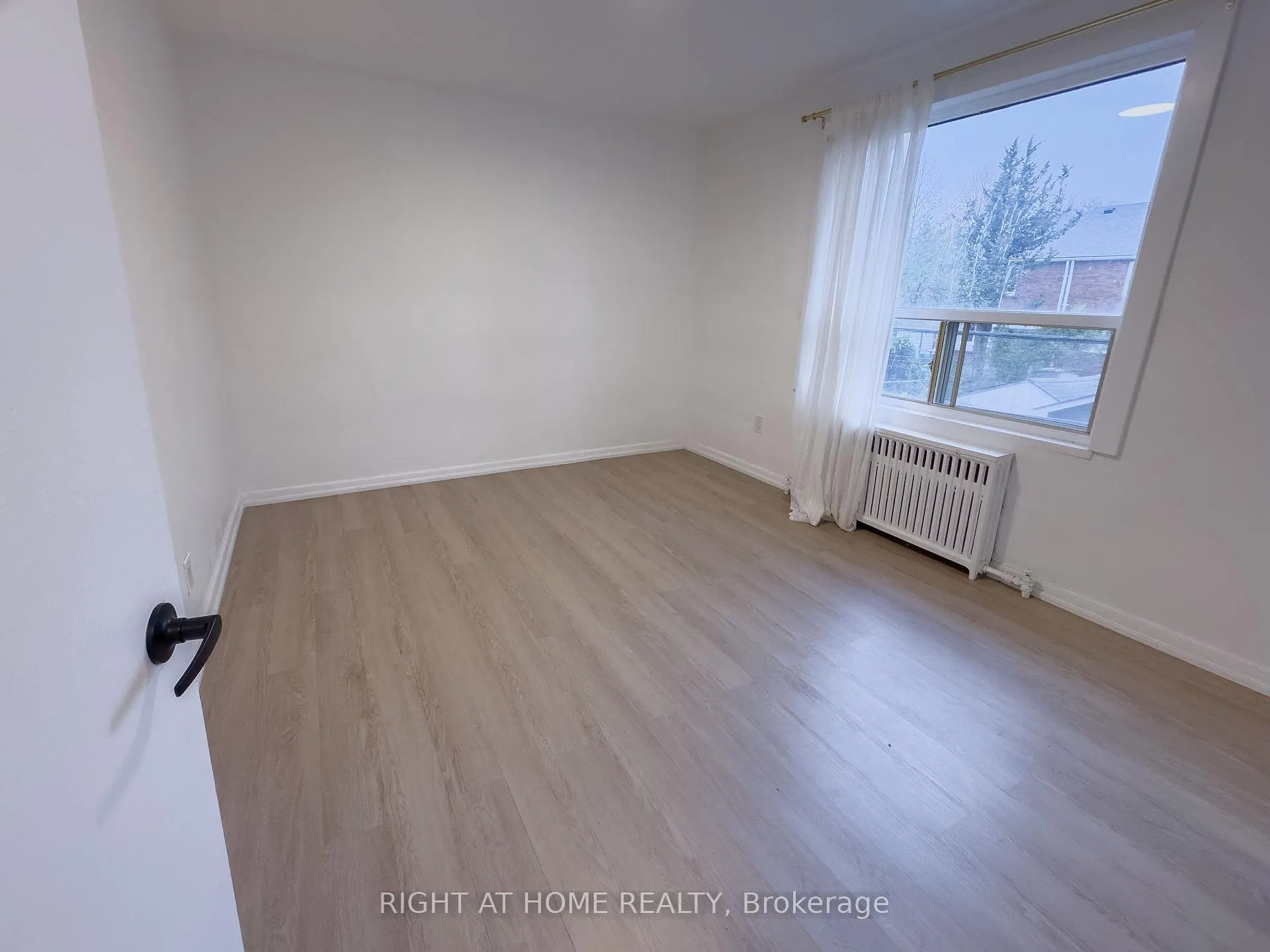 Photo 3 of Unit 210, 896 Eglinton Avenue E, Toronto, Leaside — HOMEH