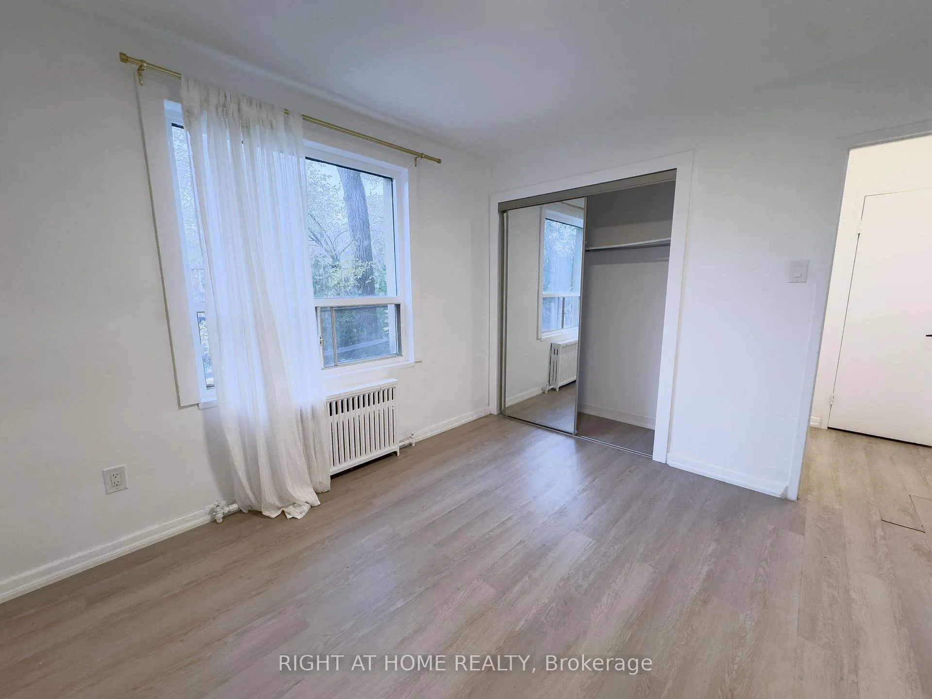 Photo 4 of Unit 210, 896 Eglinton Avenue E, Toronto, Leaside — HOMEH