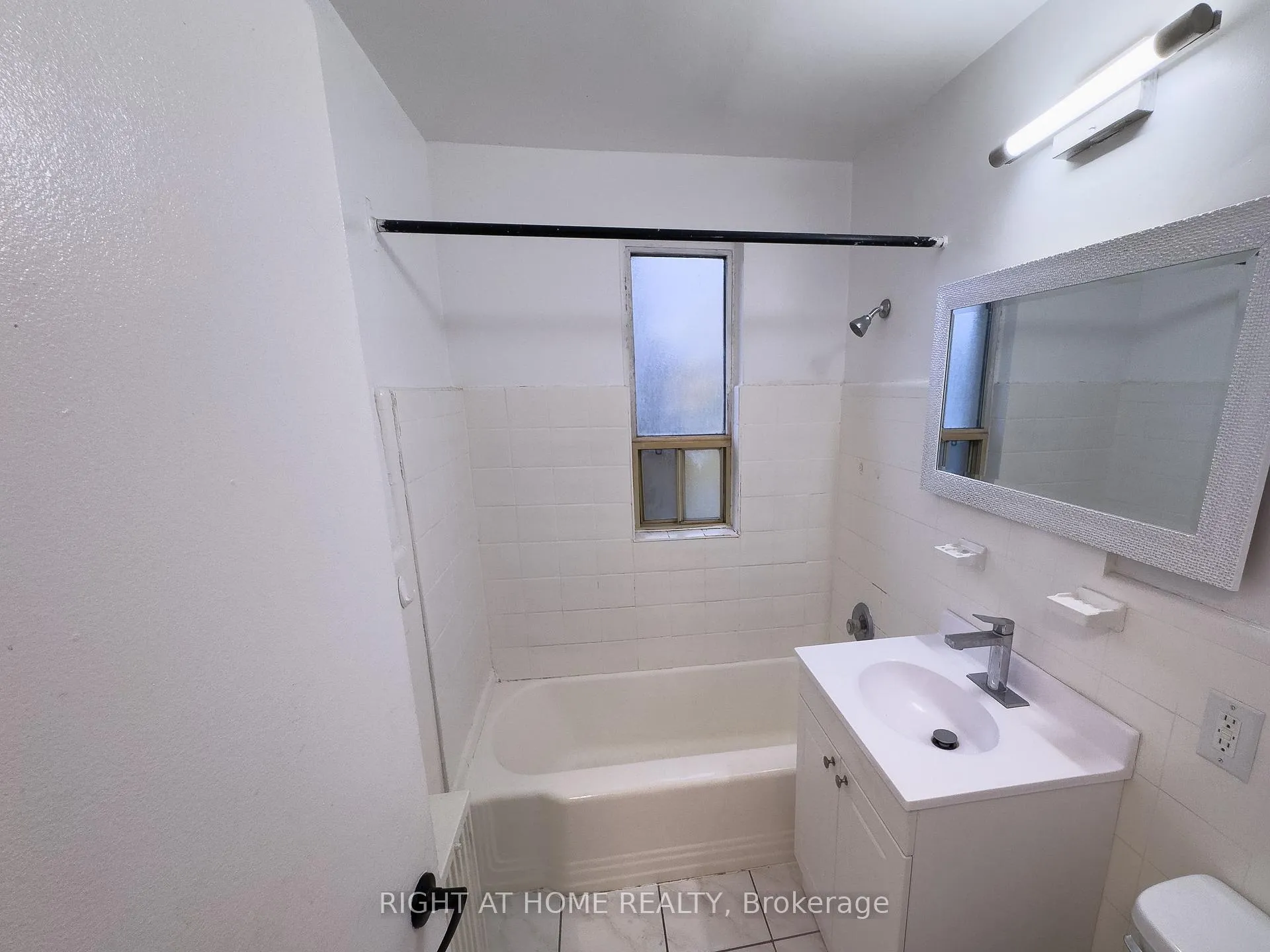 Photo 6 of Unit 210, 896 Eglinton Avenue E, Toronto, Leaside — HOMEH