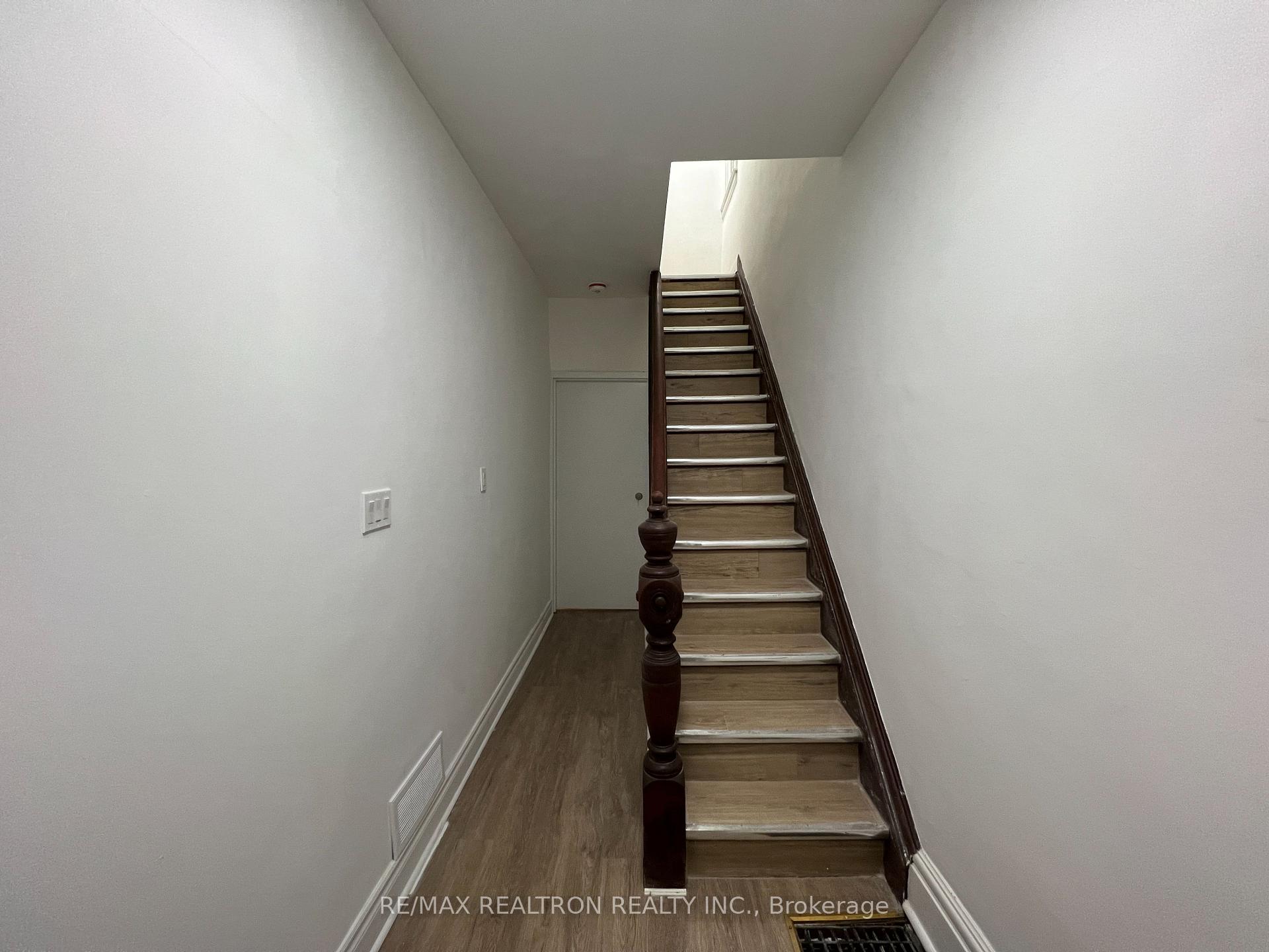 Photo 7 of Unit 2nd Fl, 869 Cosburn Avenue, Toronto, Woodbine-Lumsden — HOMEH