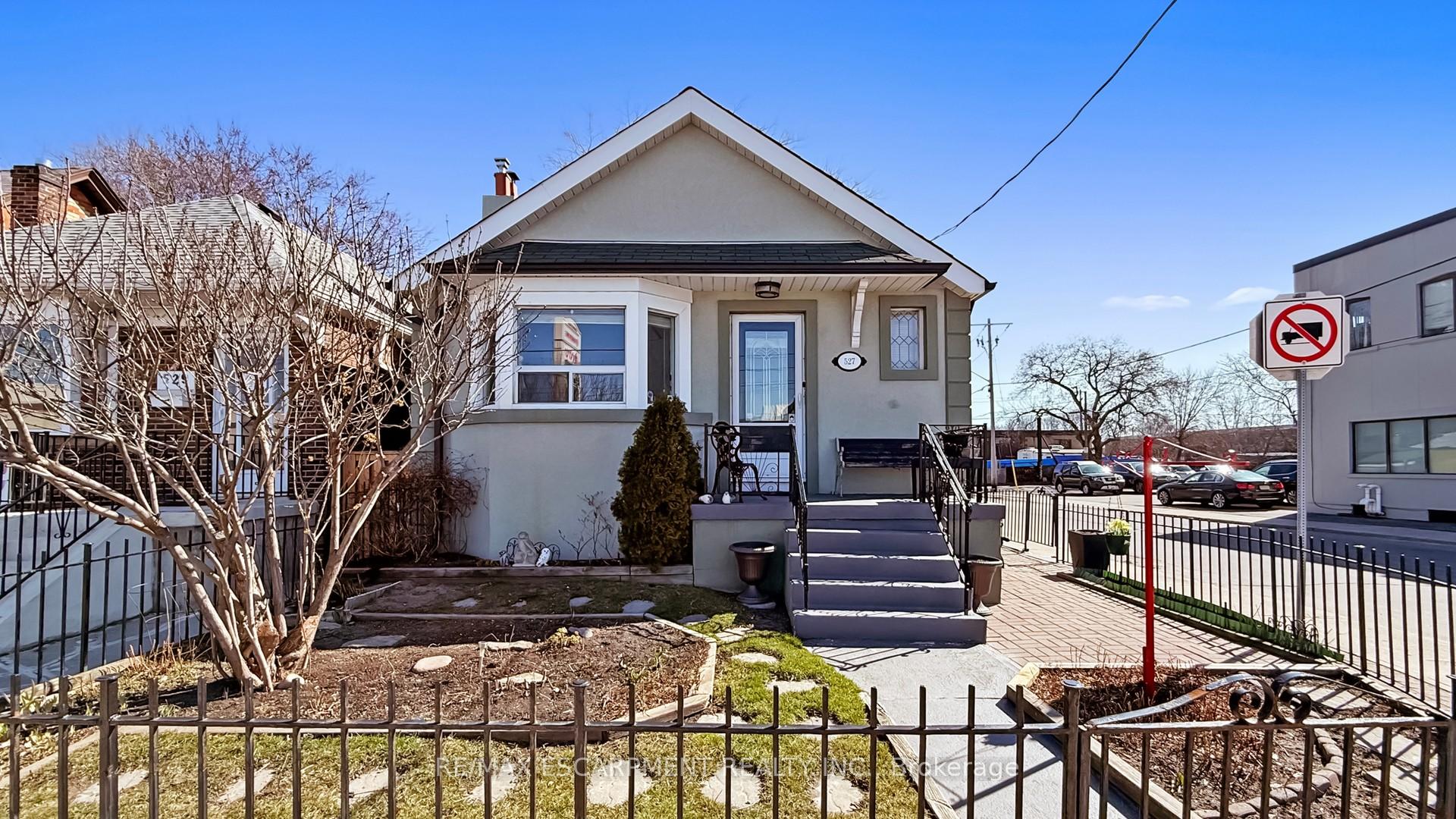 Front of 527 Victoria Park Avenue