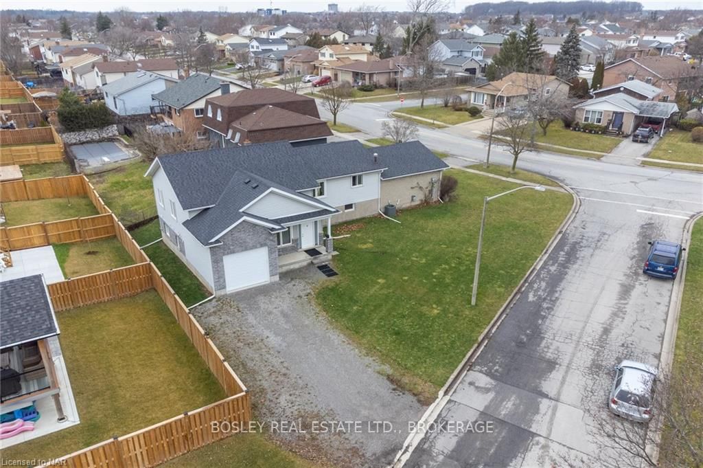 Photo 2 of 4 Ivy Crescent, Thorold, Confederation Heights — HOMEH