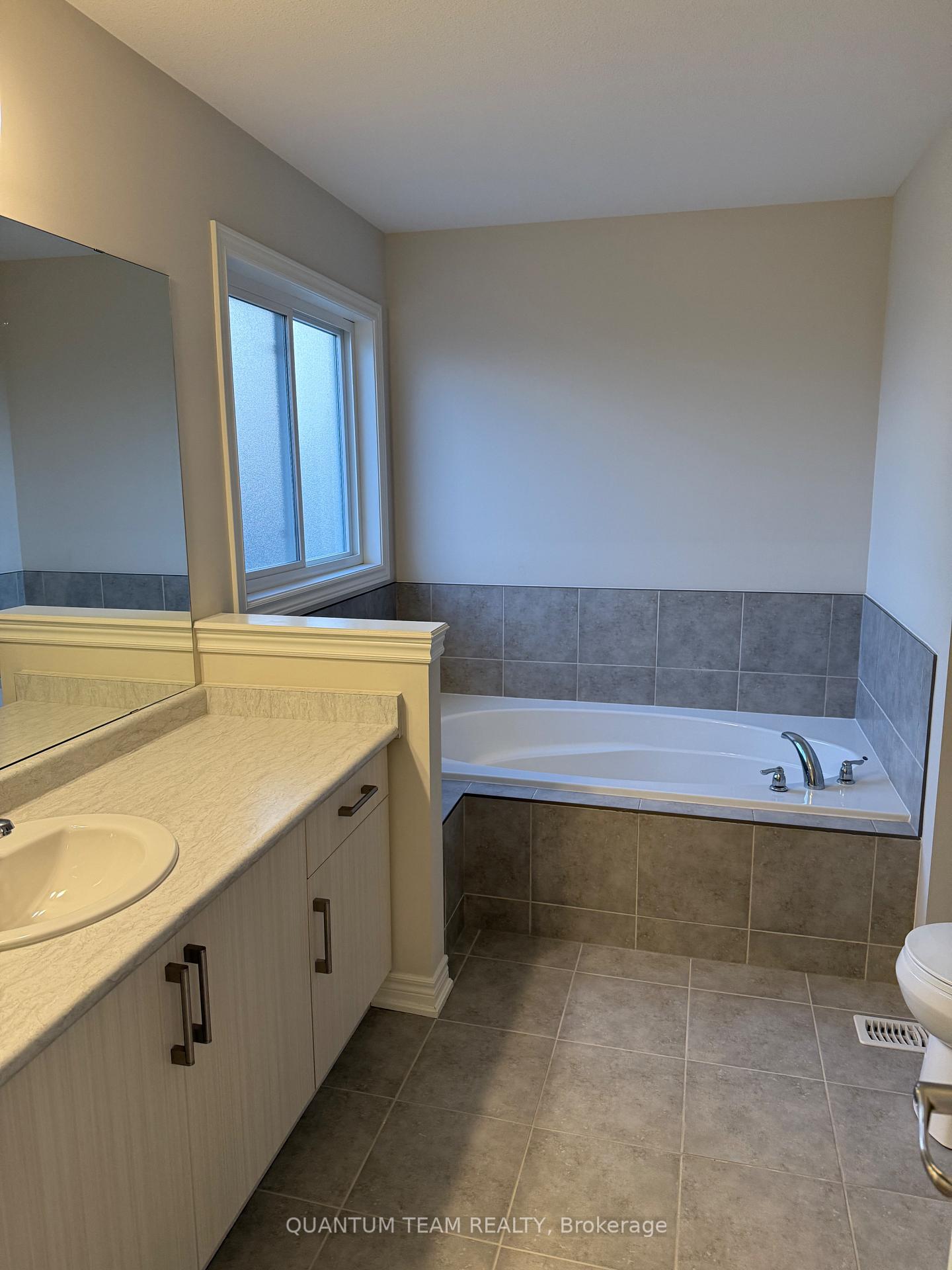 Photo 31 of Unit Upper, 27 Overholt Drive, Thorold, Hurricane/Merrittville — HOMEH