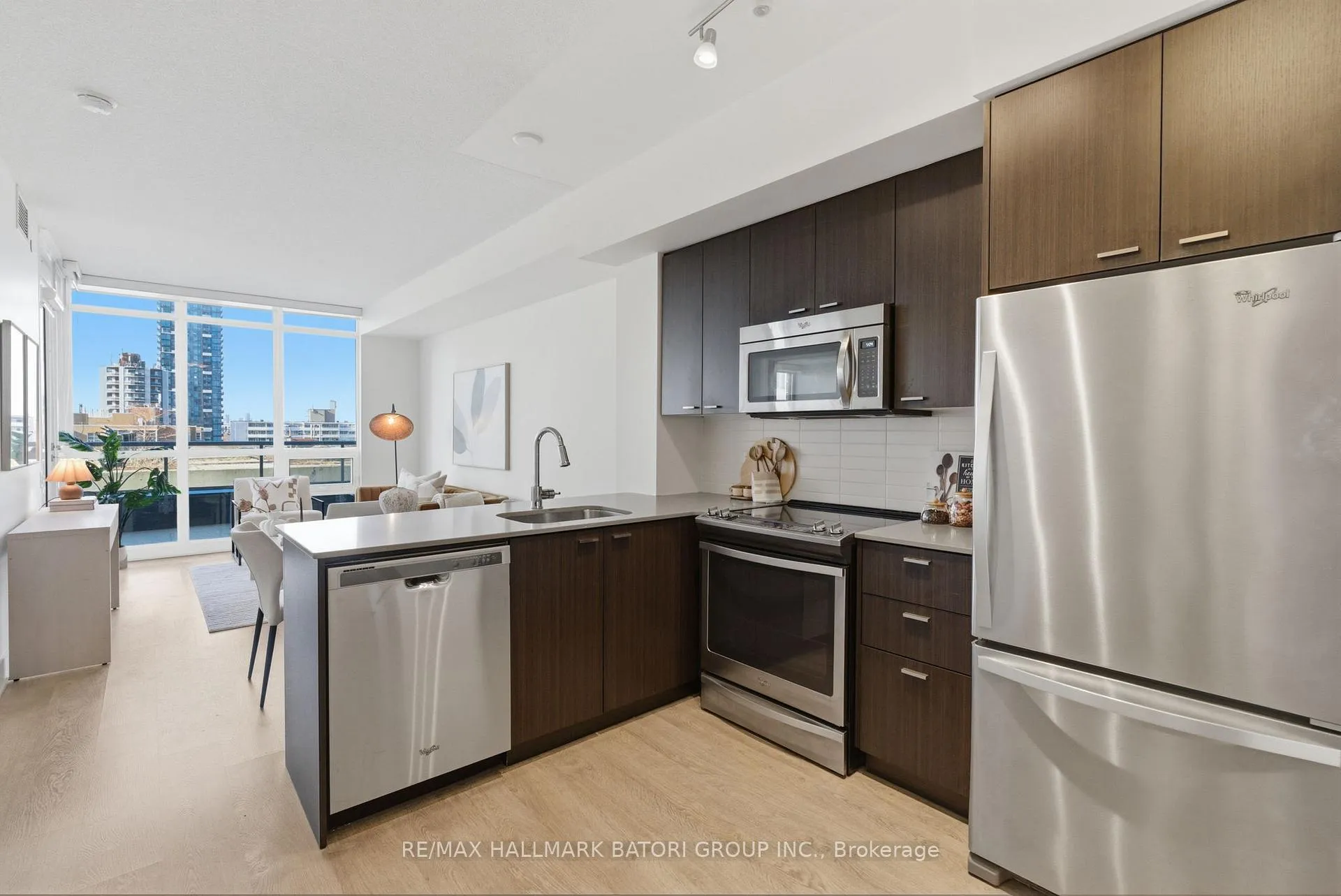 Photo 3 of Unit 706, 30 Roehampton Avenue, Toronto, Mount Pleasant West — HOMEH