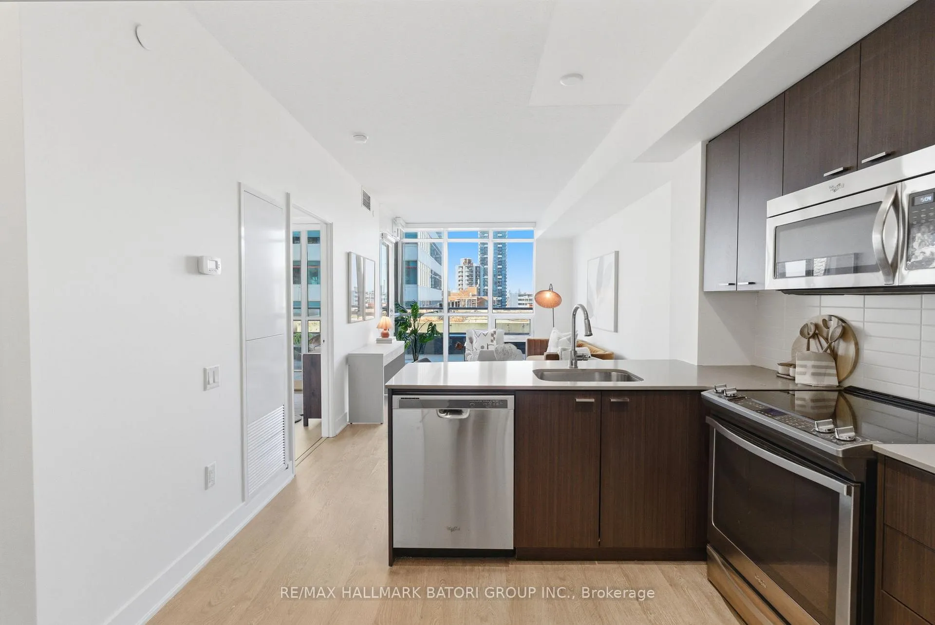 Photo 4 of Unit 706, 30 Roehampton Avenue, Toronto, Mount Pleasant West — HOMEH