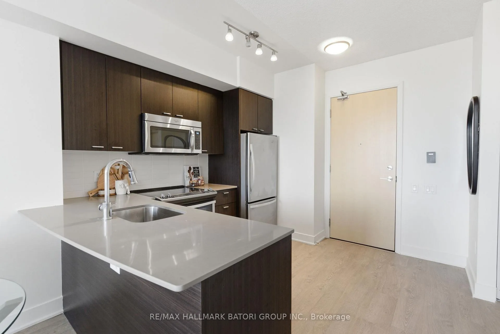 Photo 5 of Unit 706, 30 Roehampton Avenue, Toronto, Mount Pleasant West — HOMEH