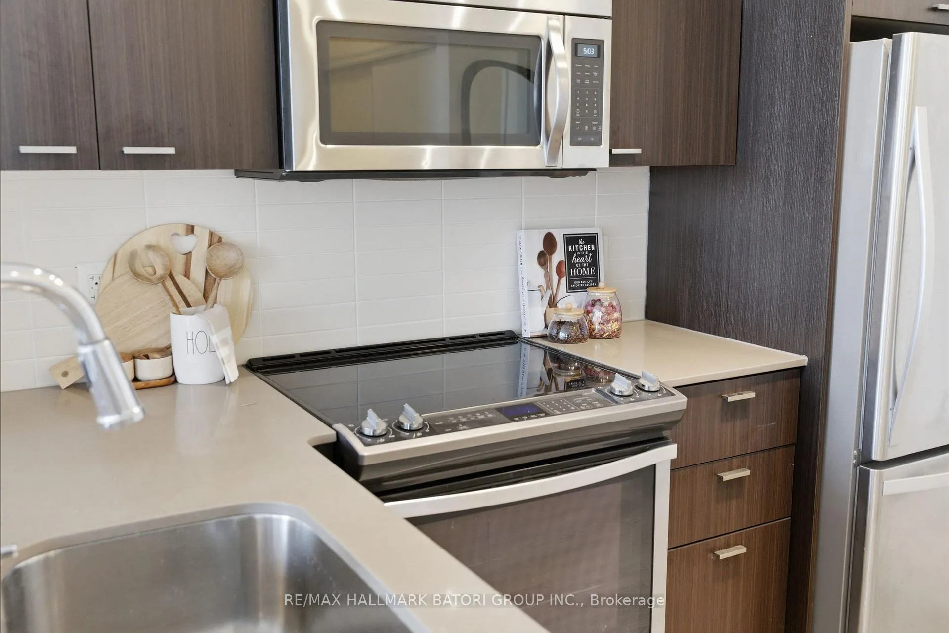 Photo 6 of Unit 706, 30 Roehampton Avenue, Toronto, Mount Pleasant West — HOMEH