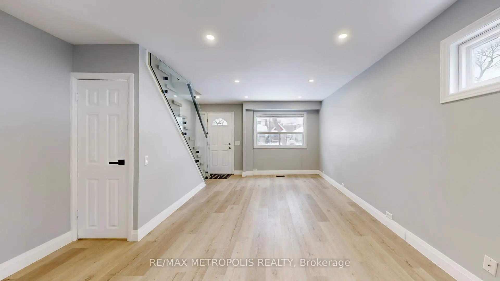 Photo 4 of 15 Eileen Avenue, Toronto, Rockcliffe-Smythe — HOMEH