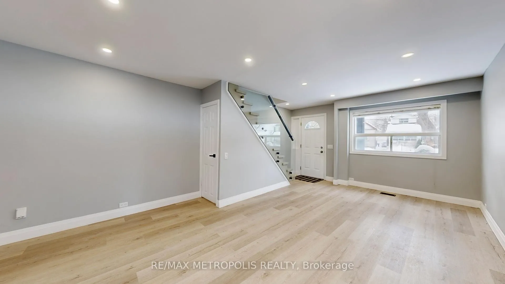 Photo 5 of 15 Eileen Avenue, Toronto, Rockcliffe-Smythe — HOMEH