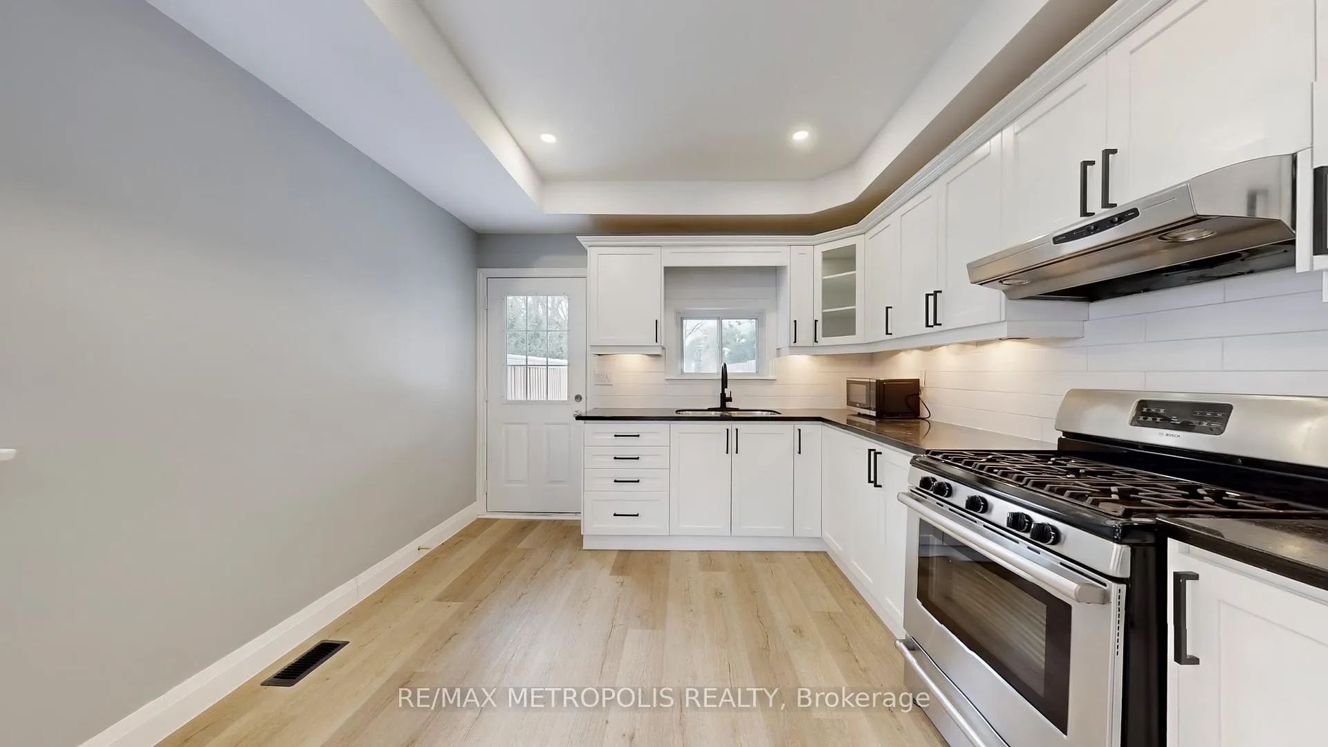 Photo 8 of 15 Eileen Avenue, Toronto, Rockcliffe-Smythe — HOMEH