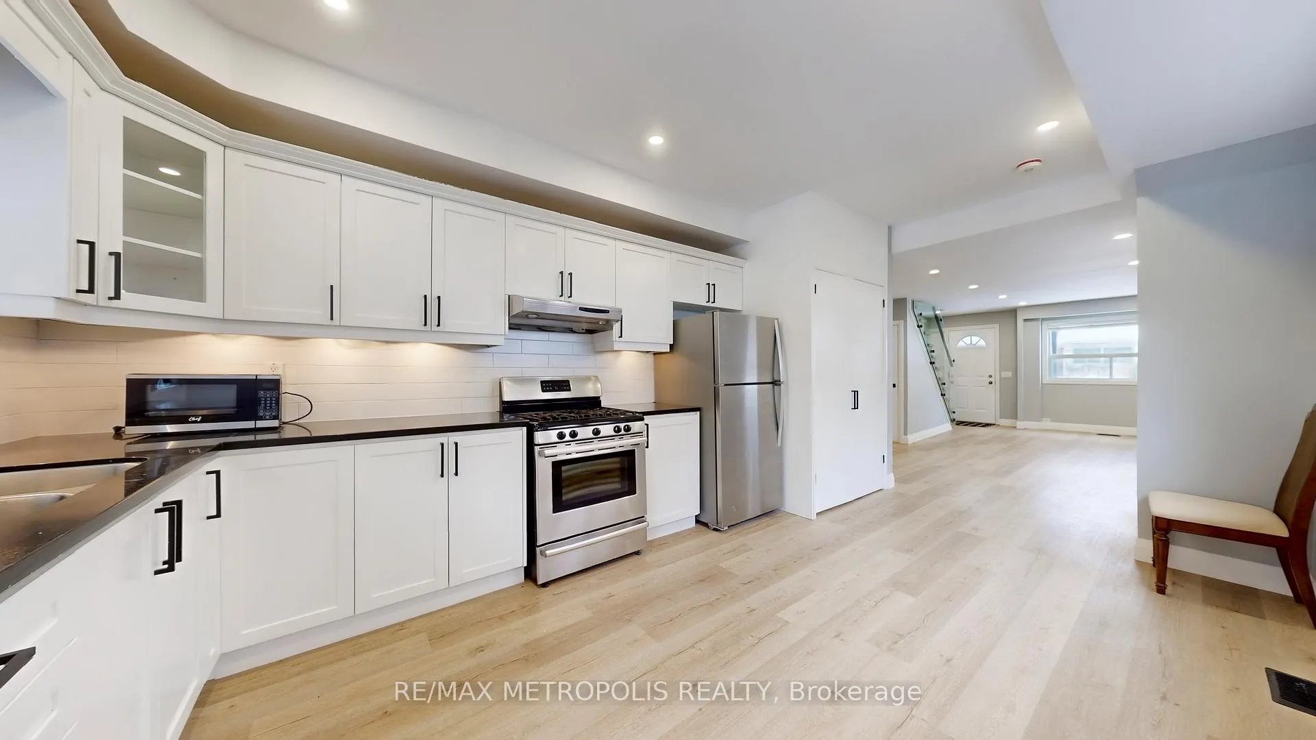 Photo 10 of 15 Eileen Avenue, Toronto, Rockcliffe-Smythe — HOMEH