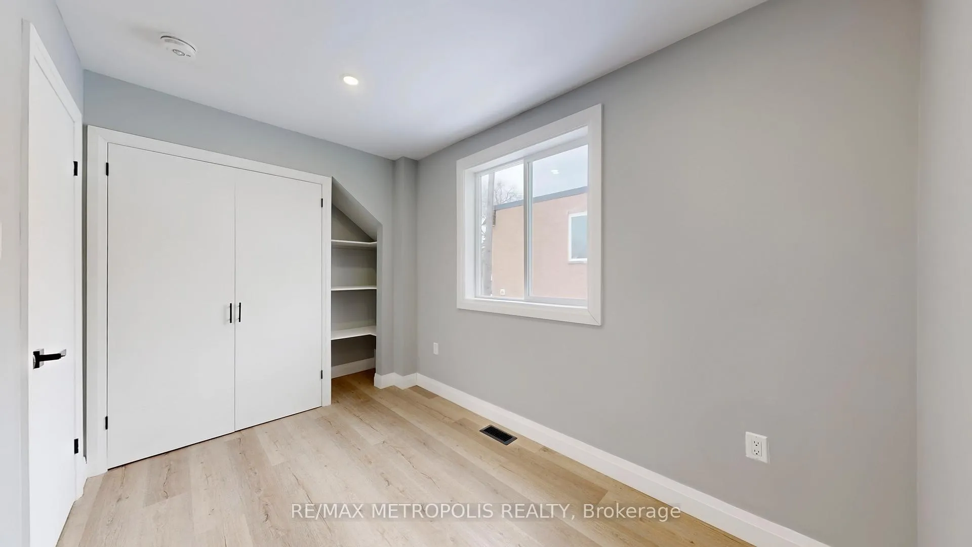 Photo 16 of 15 Eileen Avenue, Toronto, Rockcliffe-Smythe — HOMEH