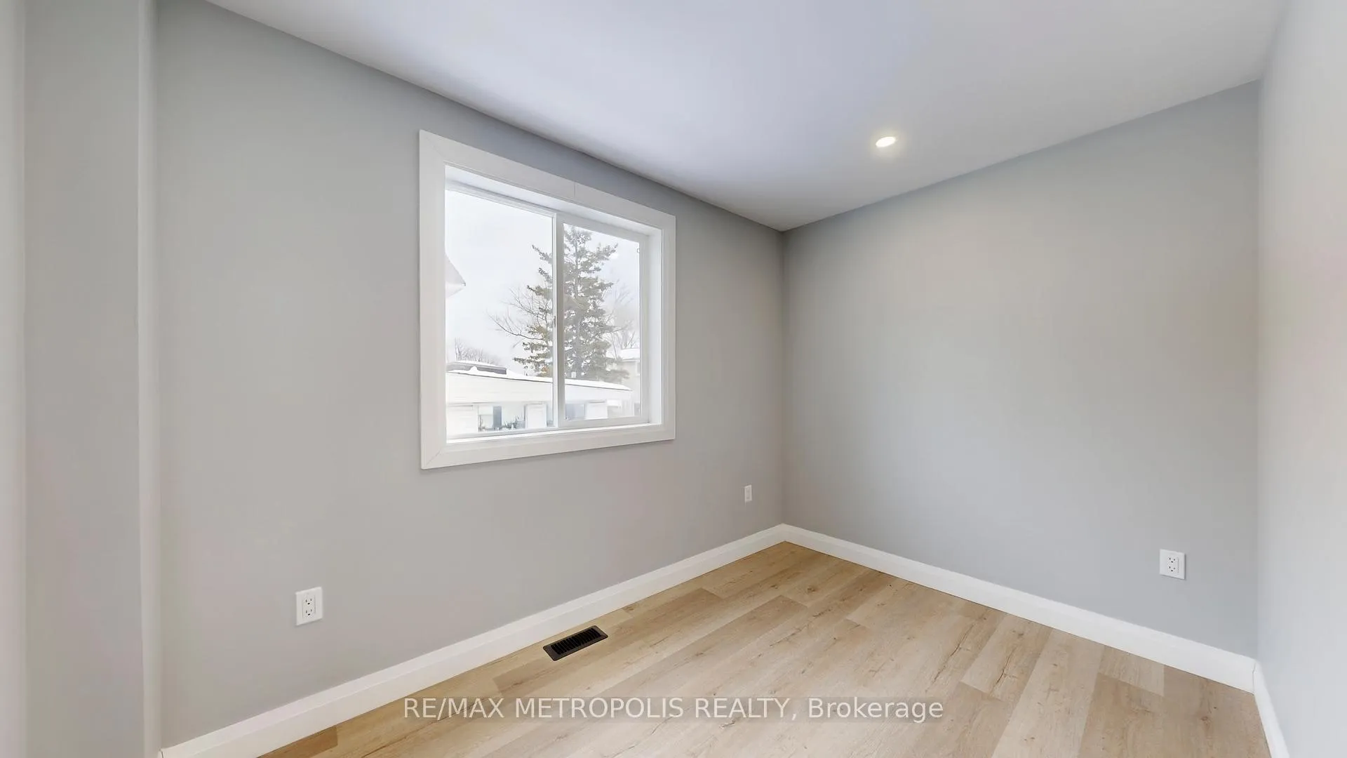 Photo 17 of 15 Eileen Avenue, Toronto, Rockcliffe-Smythe — HOMEH