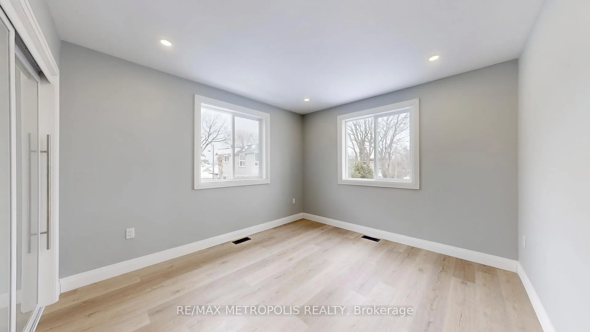 Photo 18 of 15 Eileen Avenue, Toronto, Rockcliffe-Smythe — HOMEH