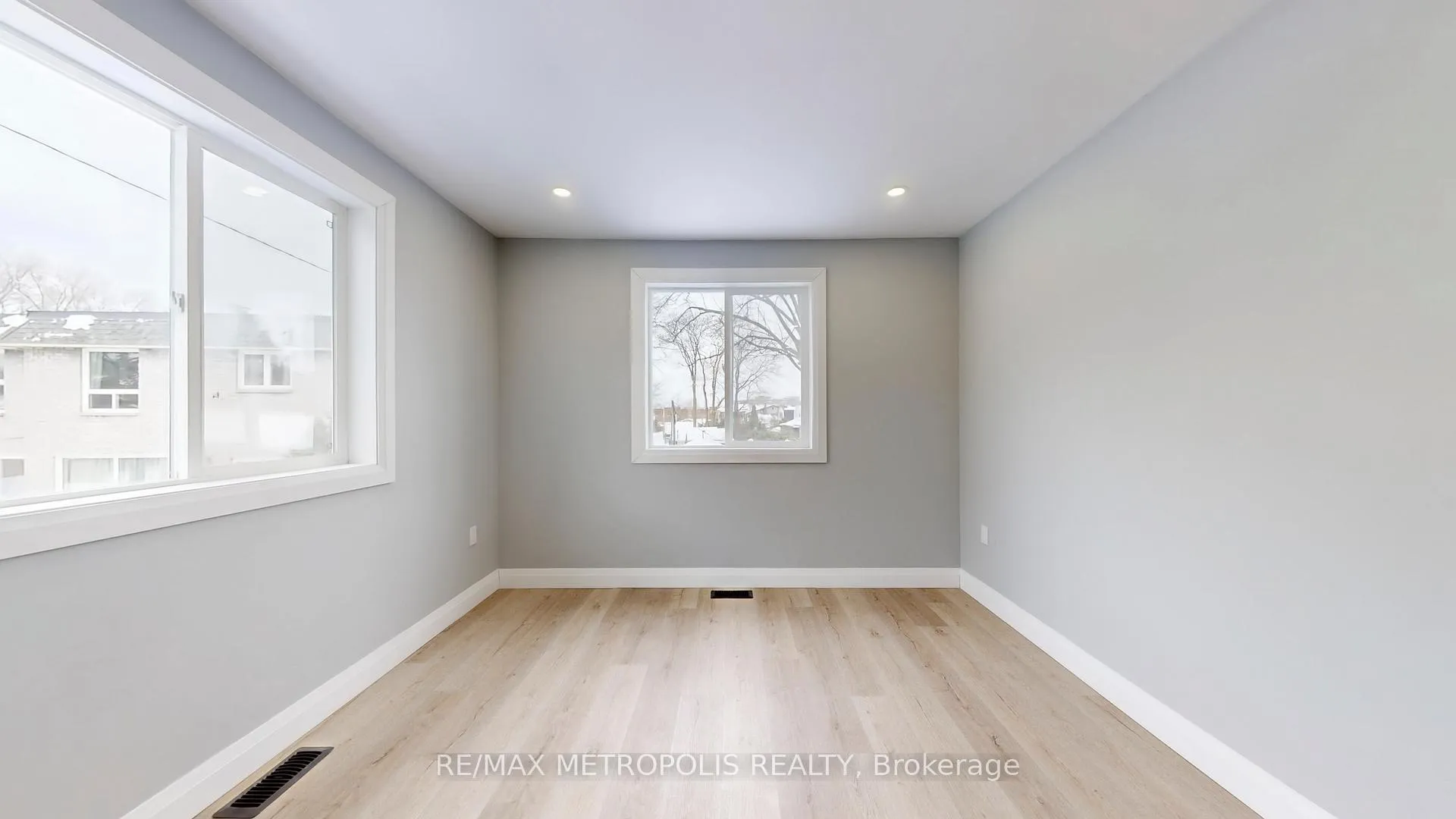 Photo 19 of 15 Eileen Avenue, Toronto, Rockcliffe-Smythe — HOMEH