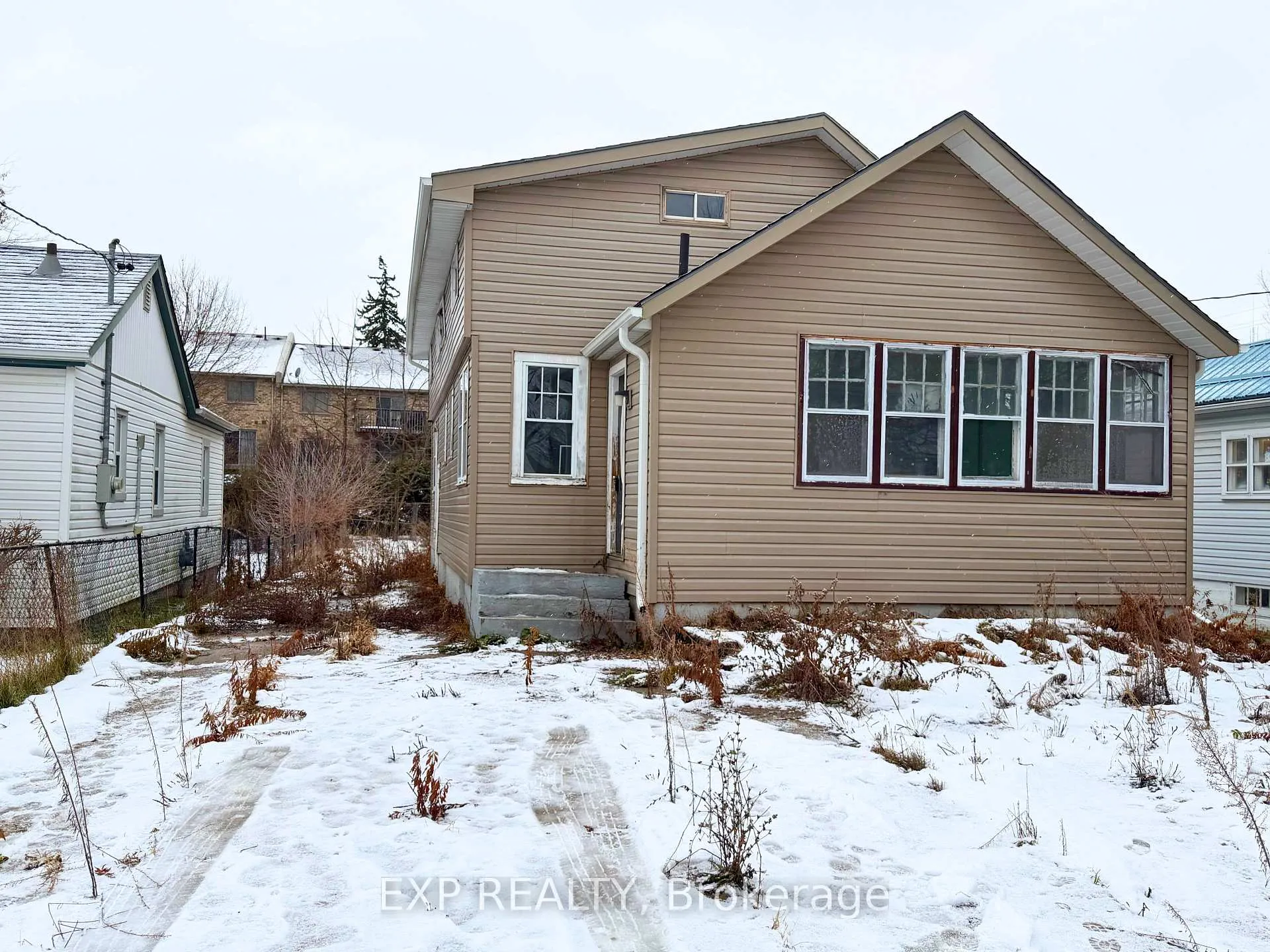 Photo 2 of 16 Nelson Street, Norfolk, Simcoe — HOMEH