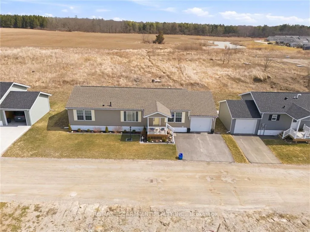 Photo 2 of 20 Hickory Hollow, Haldimand, Nanticoke — HOMEH