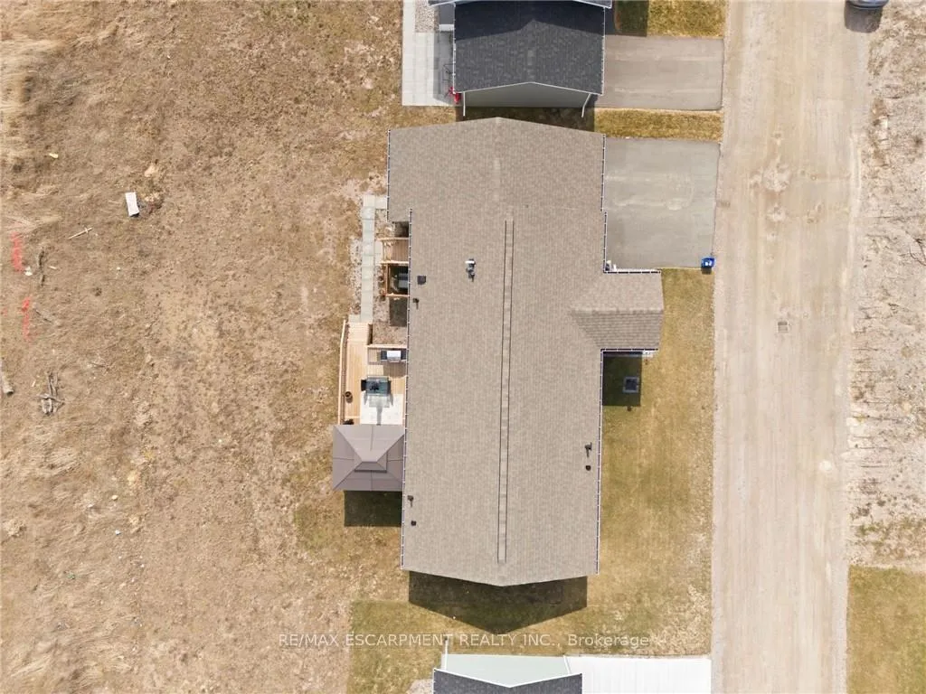 Photo 3 of 20 Hickory Hollow, Haldimand, Nanticoke — HOMEH