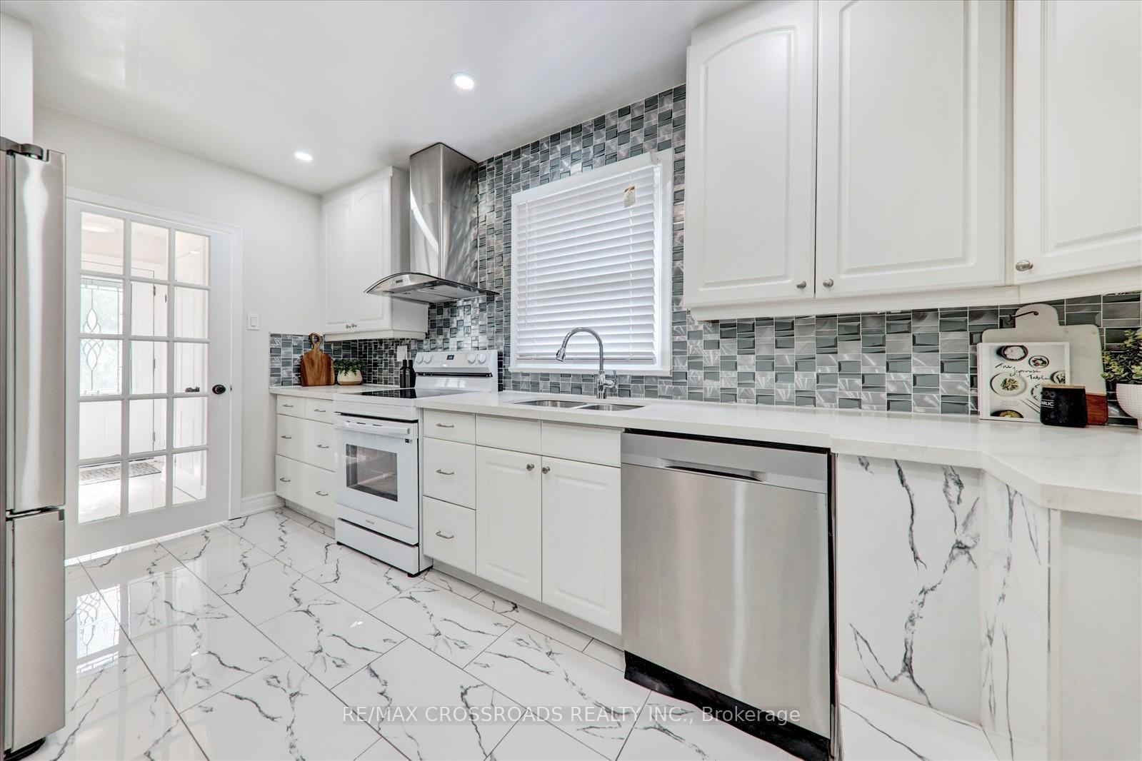 Photo 12 of 31 Benlight Crescent, Scarborough, Woburn — HOMEH