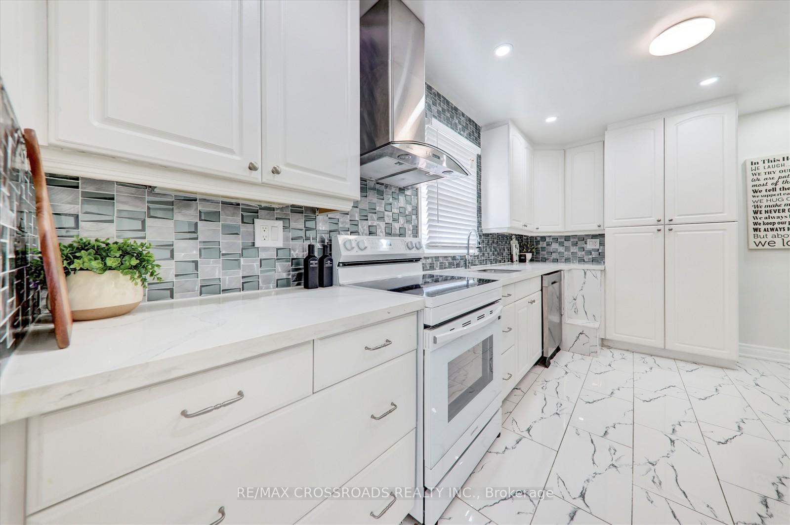Photo 13 of 31 Benlight Crescent, Scarborough, Woburn — HOMEH