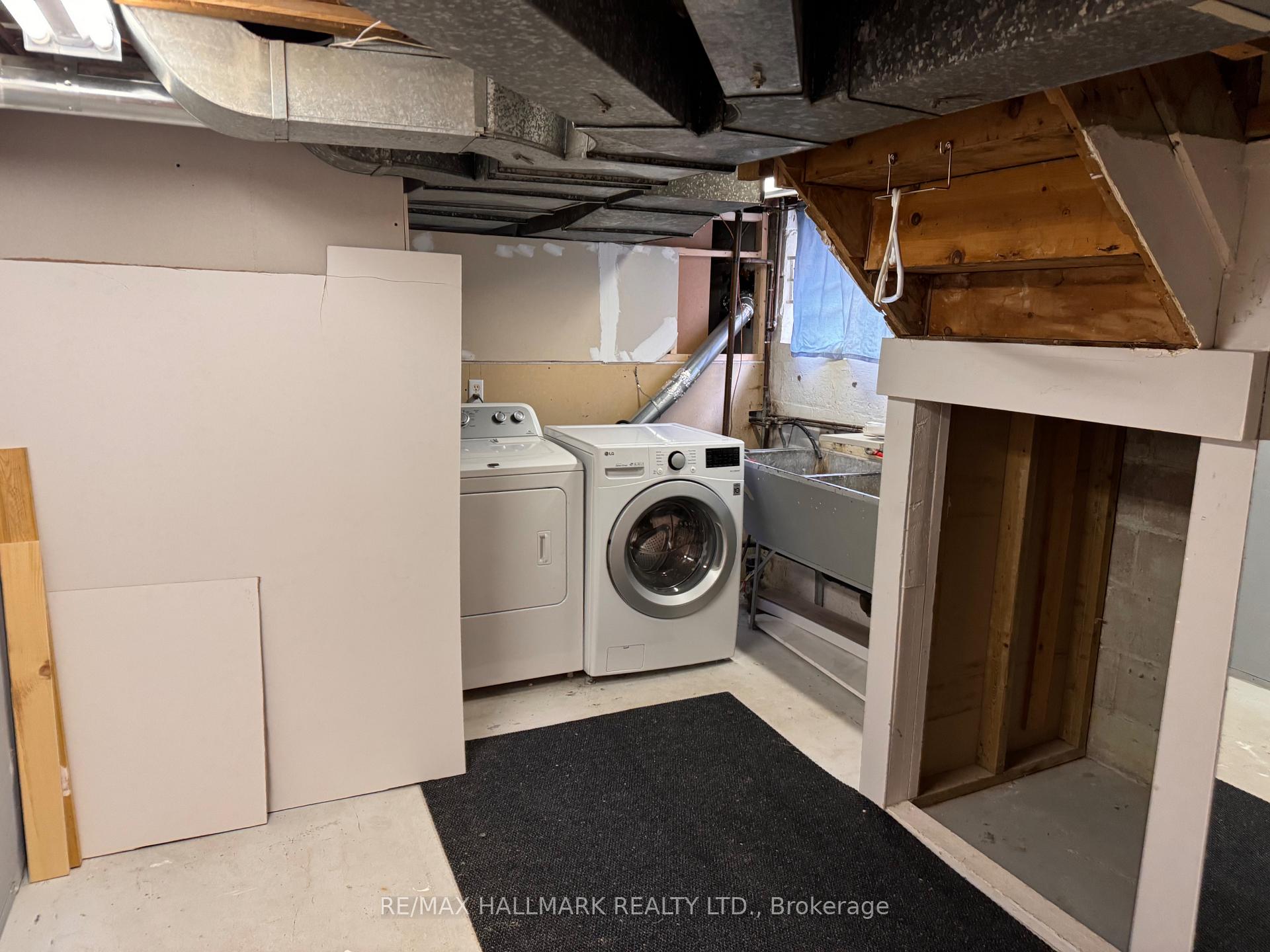 Photo 6 of Unit Lower, 341 Linsmore Crescent, Toronto, East York — HOMEH