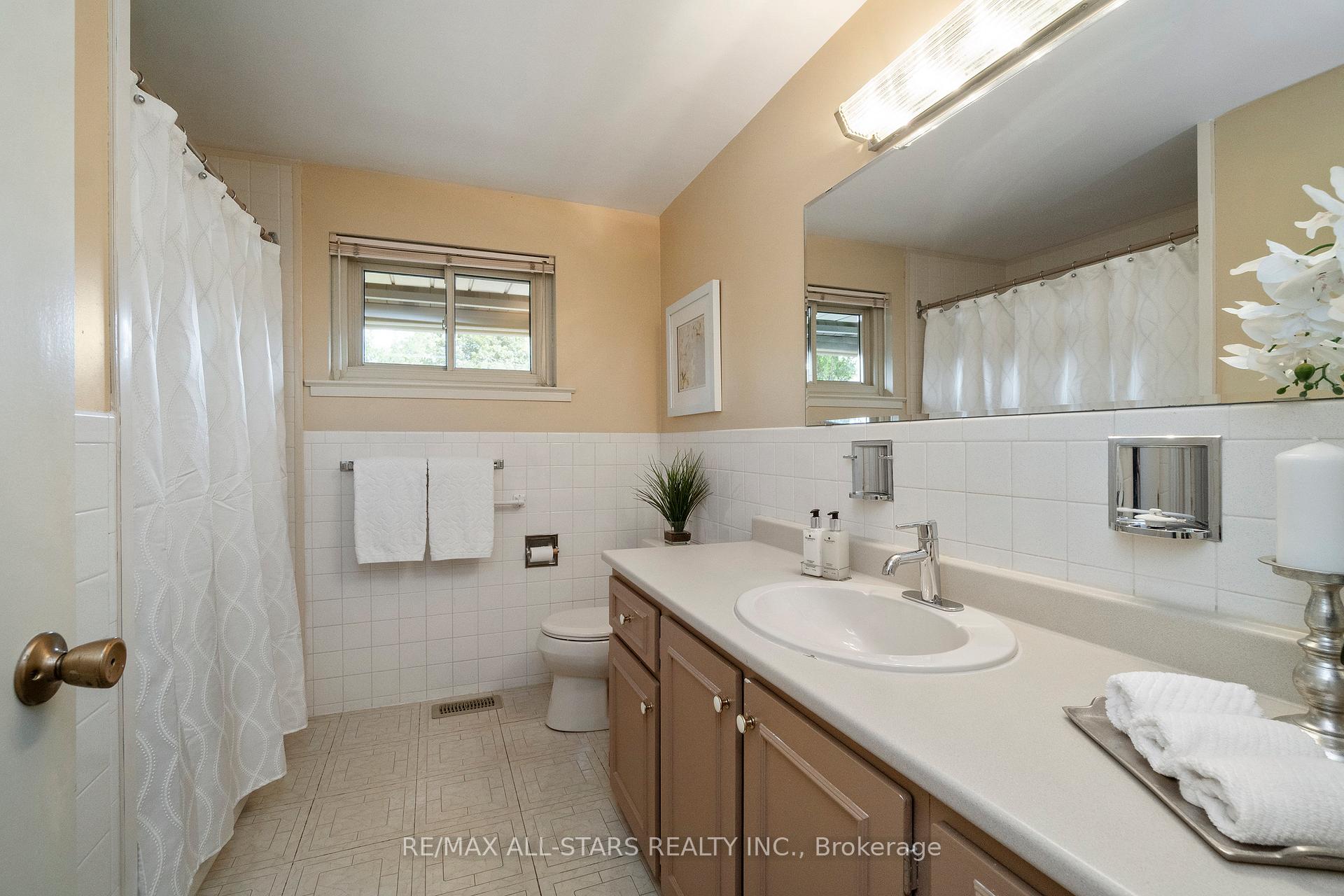 Photo 6 of 24 Ensign Place, Scarborough, Woburn — HOMEH