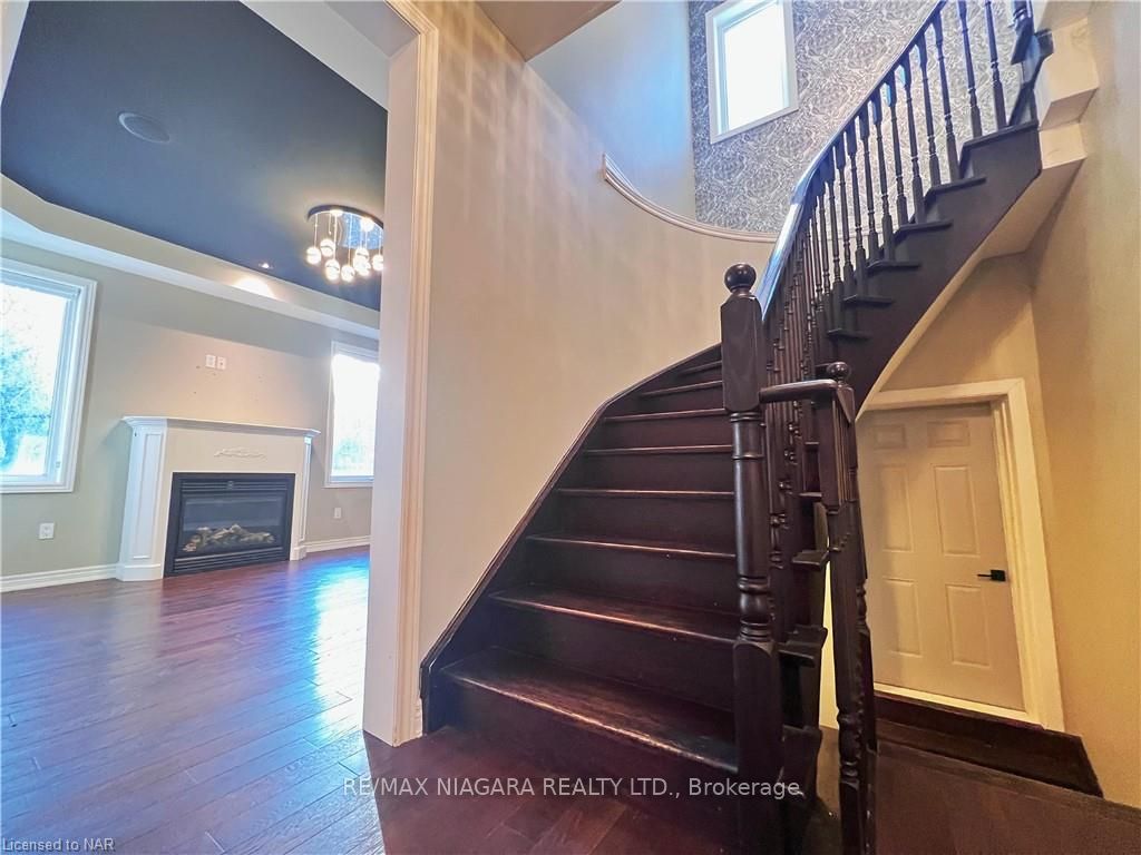 Photo 2 of 114 Winterberry Boulevard S, Thorold, Confederation Heights — HOMEH