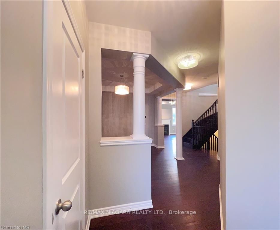 Photo 3 of 114 Winterberry Boulevard S, Thorold, Confederation Heights — HOMEH