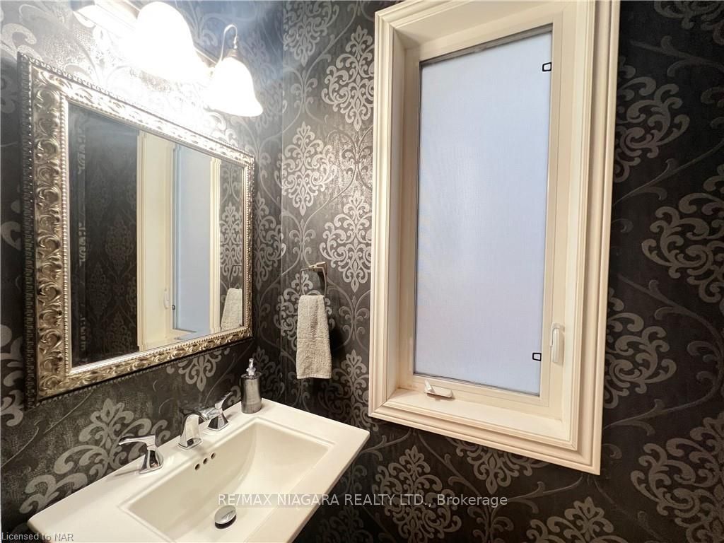 Photo 4 of 114 Winterberry Boulevard S, Thorold, Confederation Heights — HOMEH