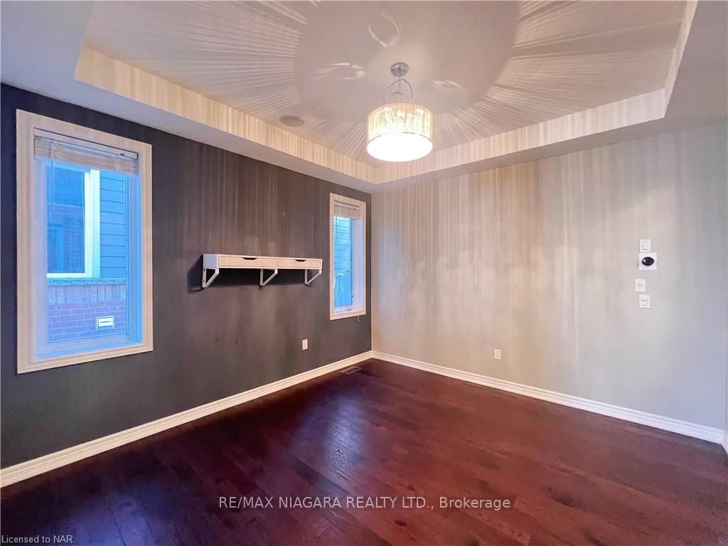 Photo 5 of 114 Winterberry Boulevard S, Thorold, Confederation Heights — HOMEH