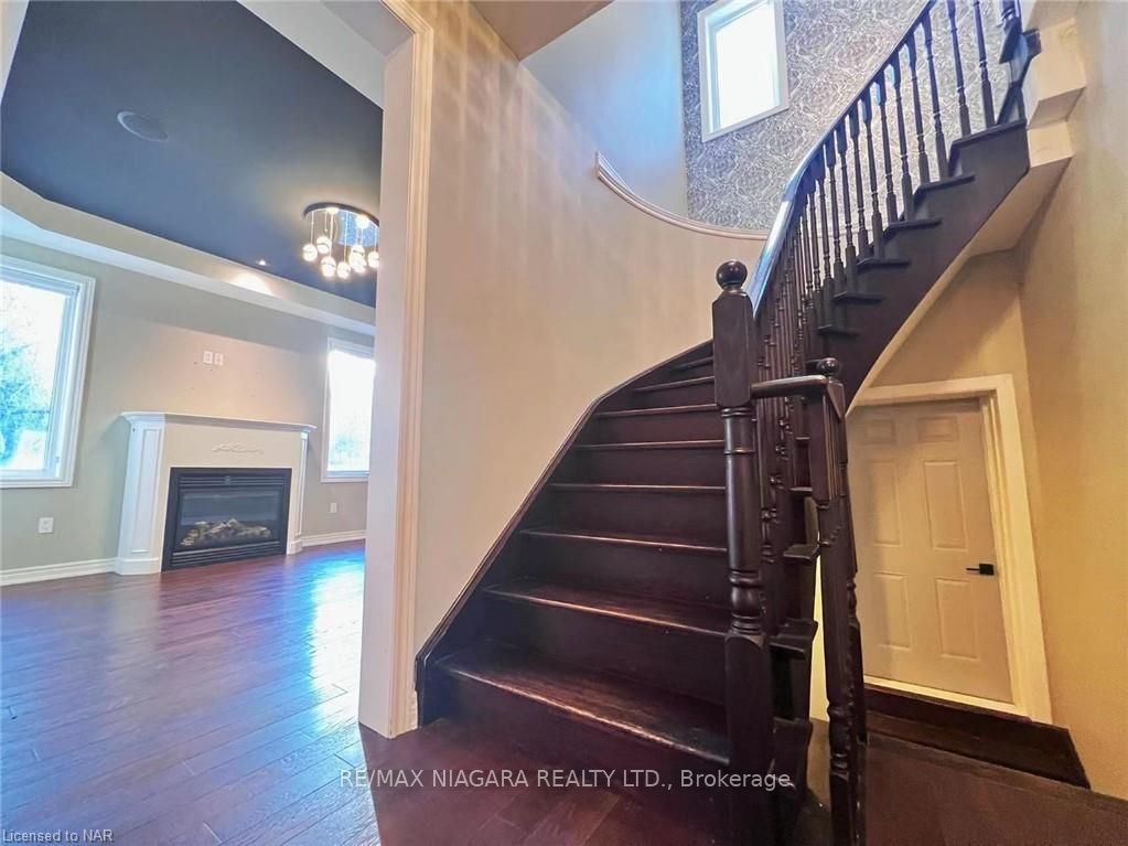 Photo 10 of 114 Winterberry Boulevard S, Thorold, Confederation Heights — HOMEH