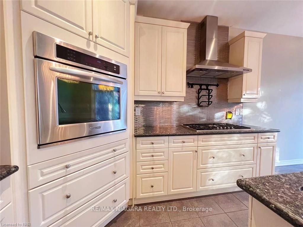 Photo 11 of 114 Winterberry Boulevard S, Thorold, Confederation Heights — HOMEH
