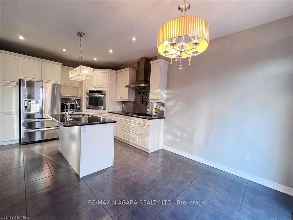 Photo 12 of 114 Winterberry Boulevard S, Thorold, Confederation Heights — HOMEH