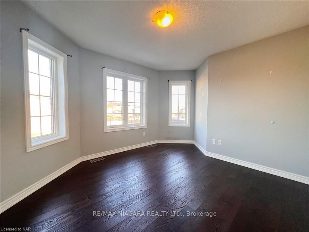 Photo 13 of 114 Winterberry Boulevard S, Thorold, Confederation Heights — HOMEH