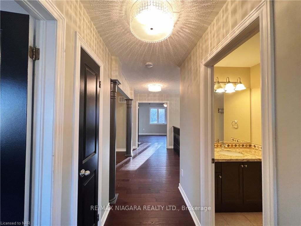 Photo 14 of 114 Winterberry Boulevard S, Thorold, Confederation Heights — HOMEH