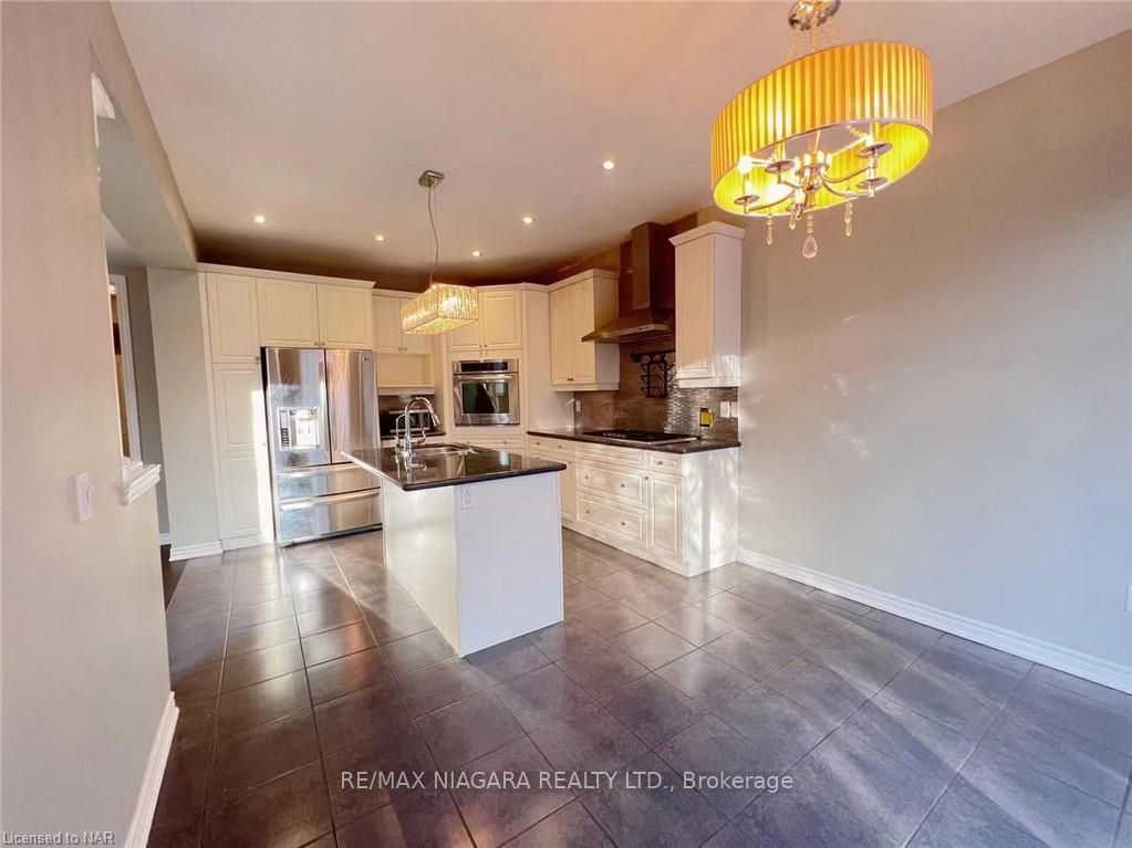 Photo 15 of 114 Winterberry Boulevard S, Thorold, Confederation Heights — HOMEH