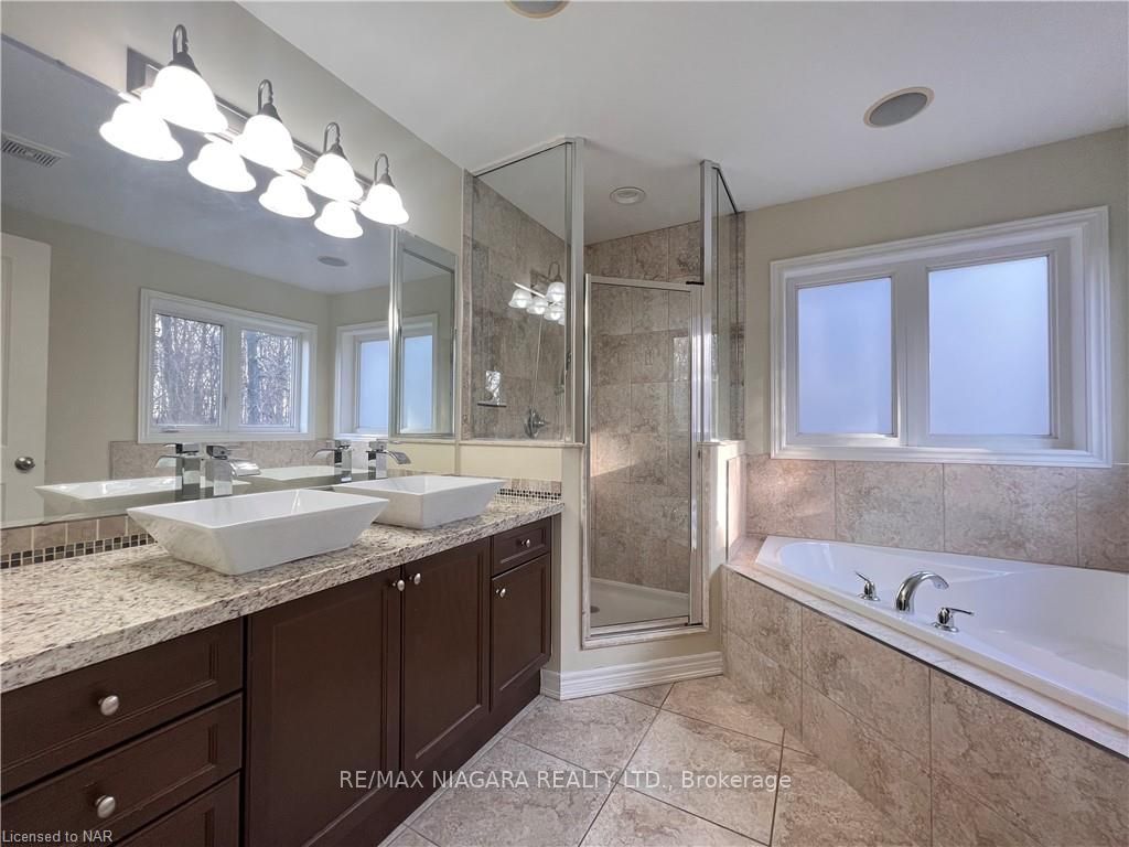 Photo 20 of 114 Winterberry Boulevard S, Thorold, Confederation Heights — HOMEH