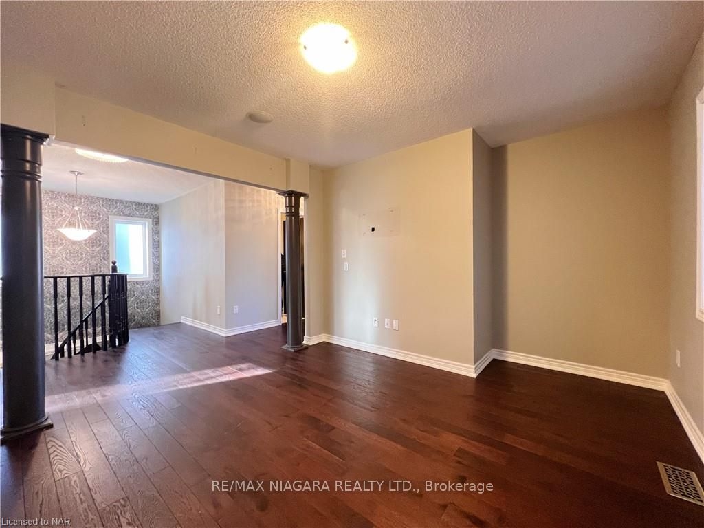 Photo 26 of 114 Winterberry Boulevard S, Thorold, Confederation Heights — HOMEH