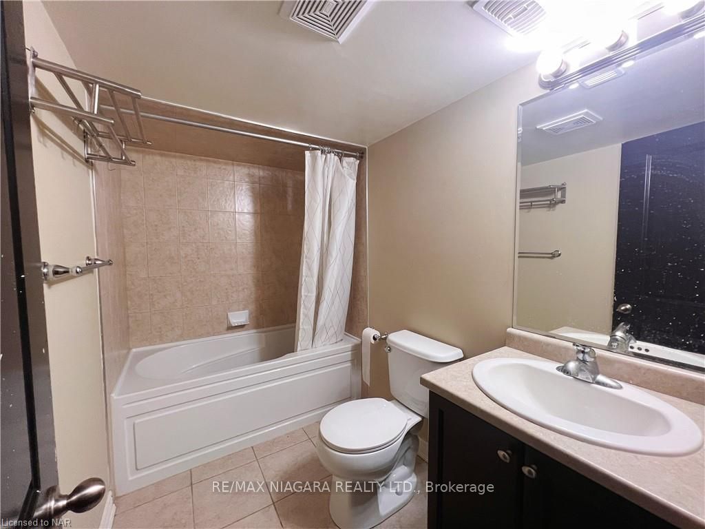 Photo 32 of 114 Winterberry Boulevard S, Thorold, Confederation Heights — HOMEH
