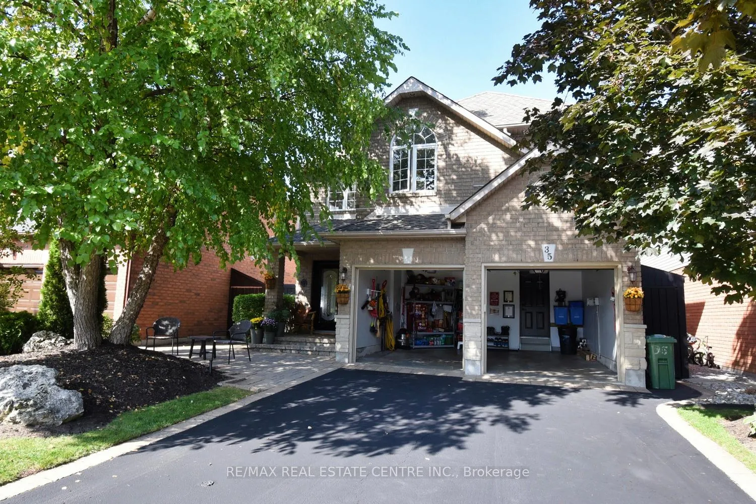 Photo 3 of 35 Eringate Drive, Hamilton, Stoney Creek Mountain — HOMEH