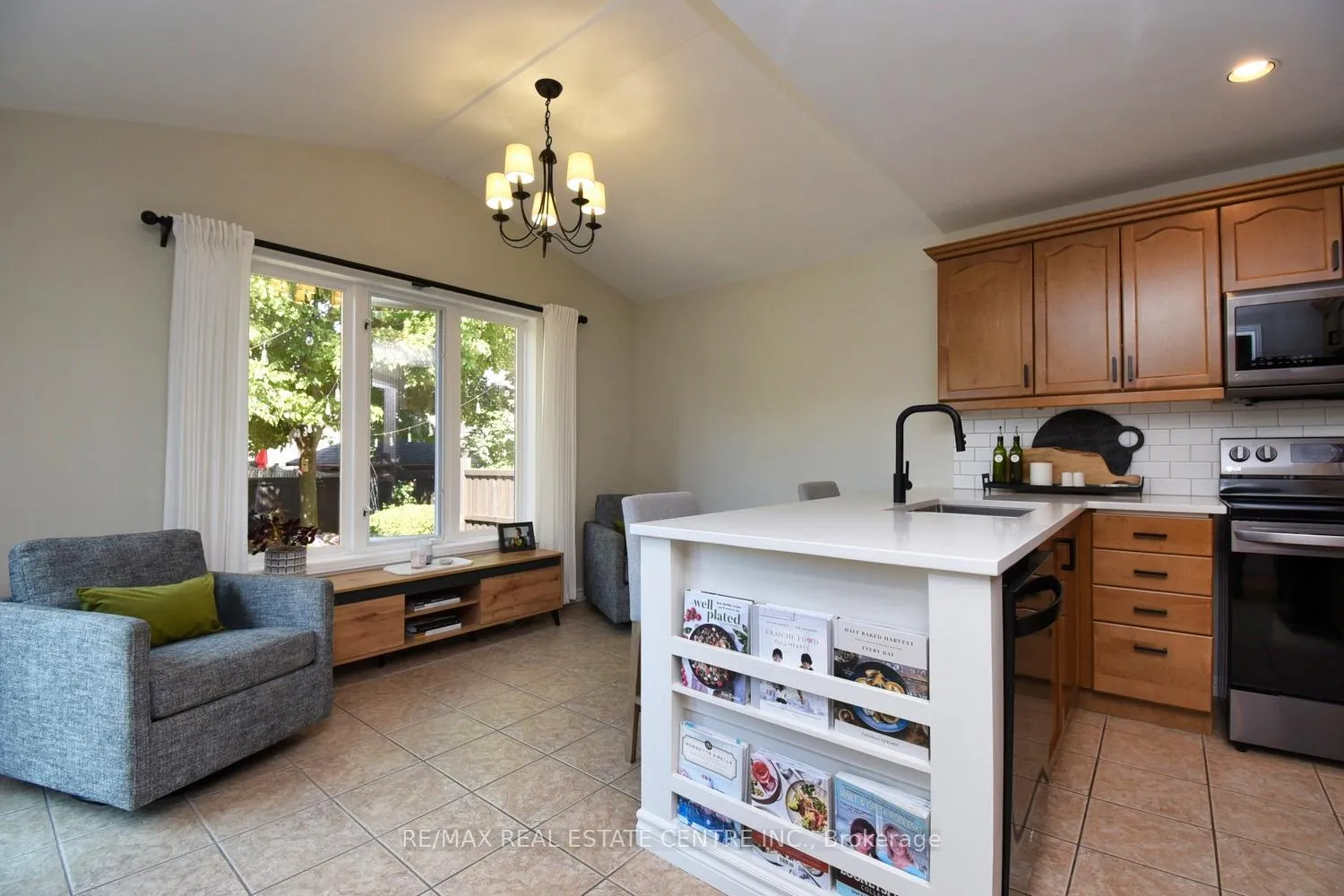 Photo 19 of 35 Eringate Drive, Hamilton, Stoney Creek Mountain — HOMEH