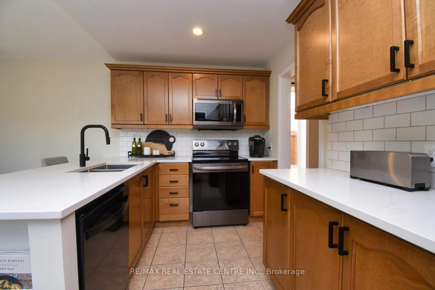 Photo 20 of 35 Eringate Drive, Hamilton, Stoney Creek Mountain — HOMEH