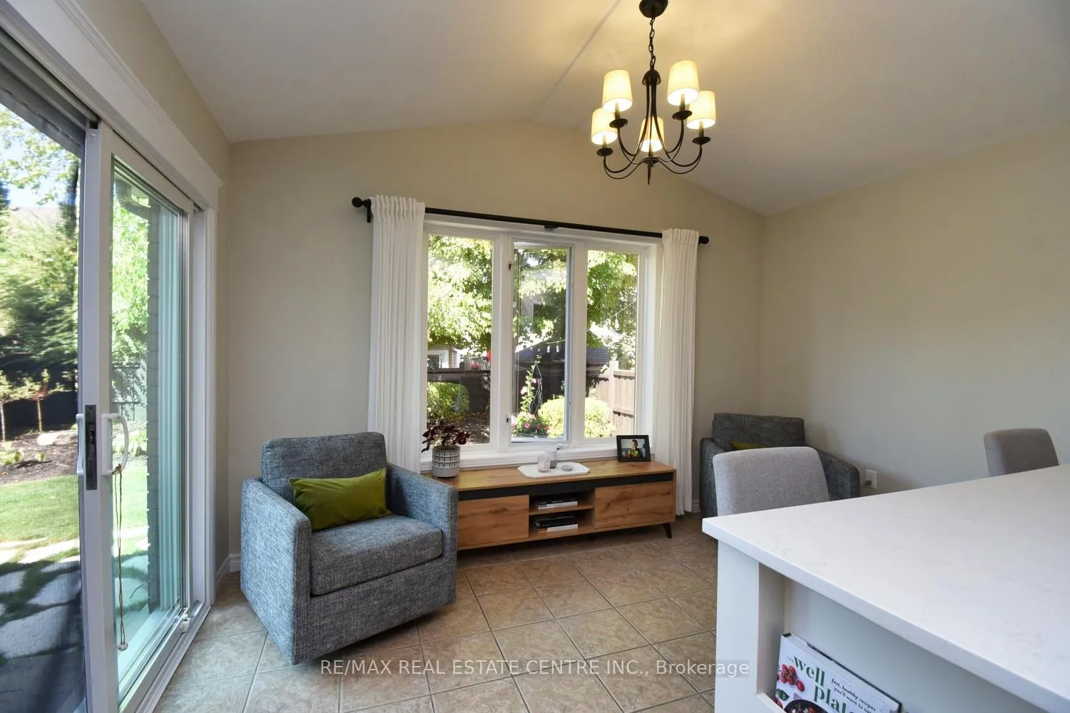 Photo 23 of 35 Eringate Drive, Hamilton, Stoney Creek Mountain — HOMEH