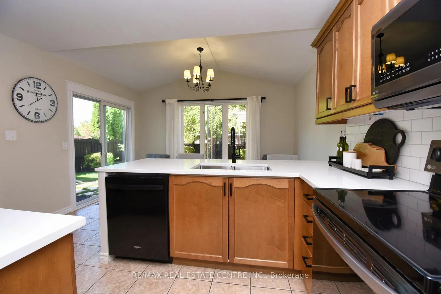 Photo 25 of 35 Eringate Drive, Hamilton, Stoney Creek Mountain — HOMEH