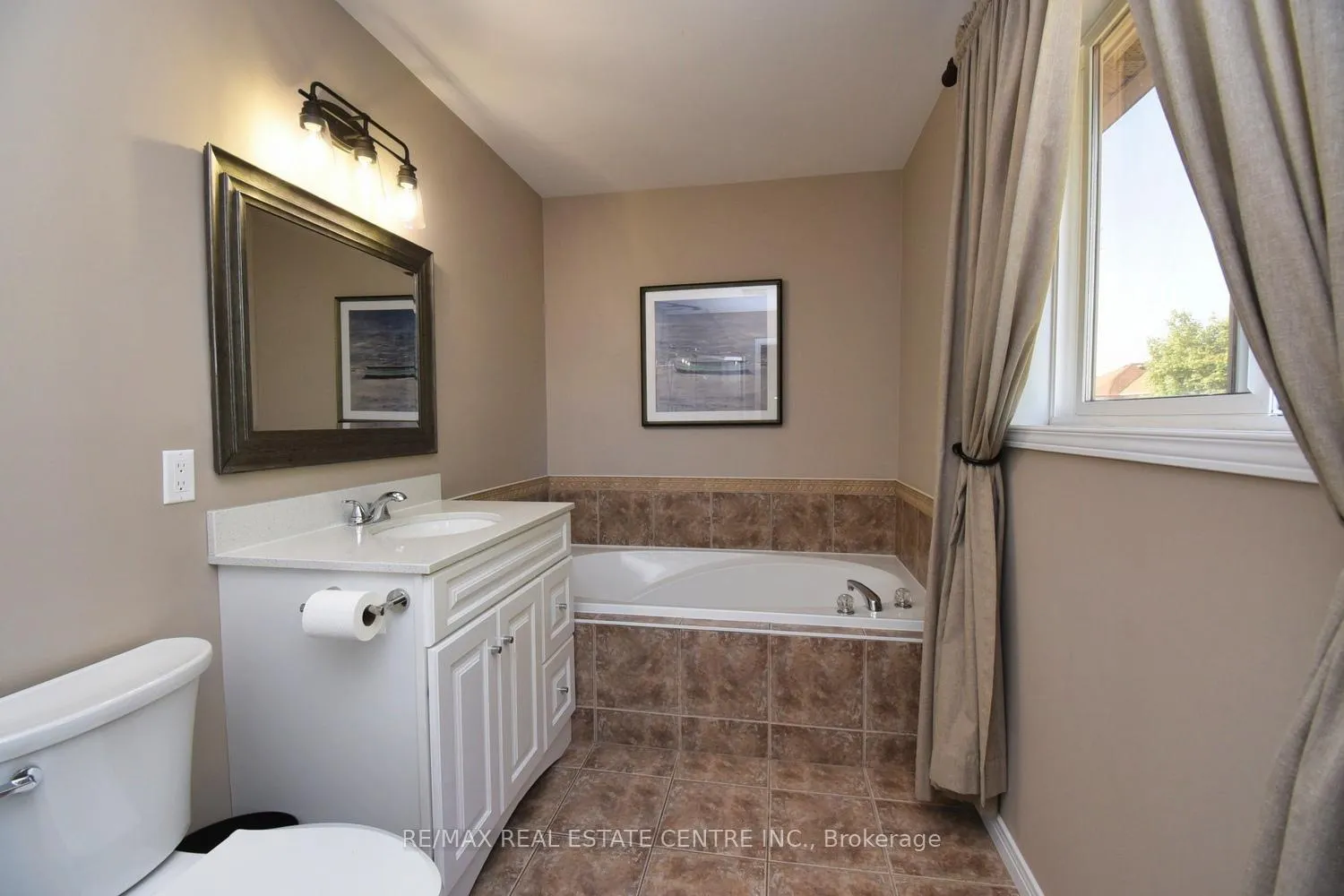 Photo 36 of 35 Eringate Drive, Hamilton, Stoney Creek Mountain — HOMEH