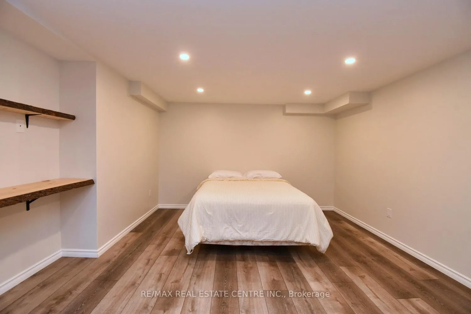Photo 46 of 35 Eringate Drive, Hamilton, Stoney Creek Mountain — HOMEH