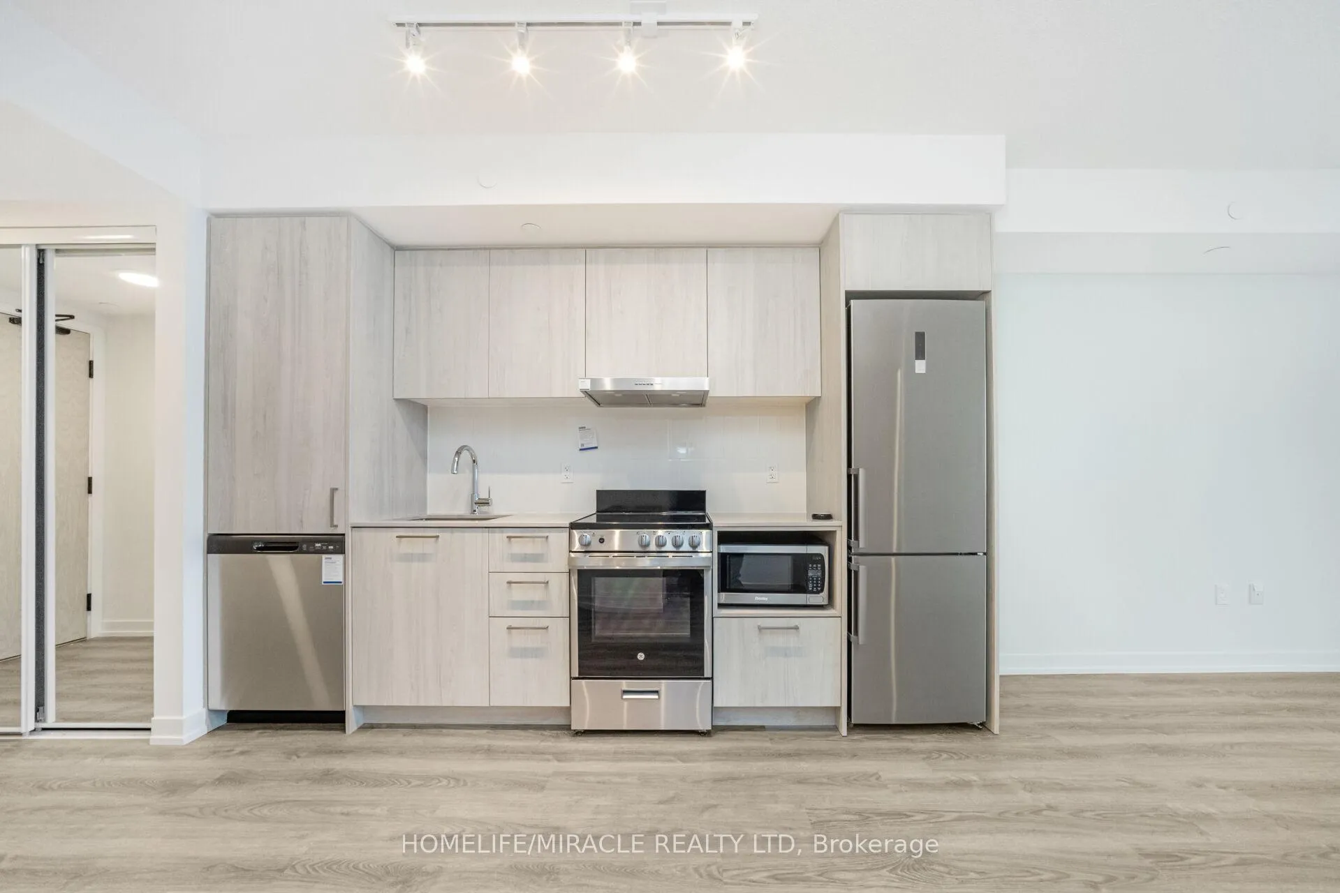 Photo 6 of Unit 3717, 195 Commerce Street, Vaughan, Vaughan Corporate Centre — HOMEH