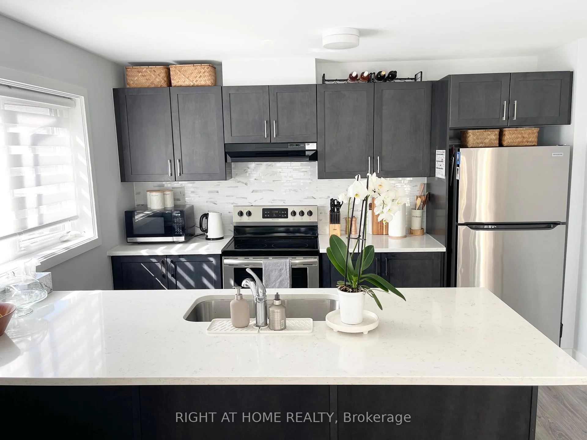 Photo 6 of 232 Anyolite Private, Ottawa, Barrhaven - Heritage Park — HOMEH
