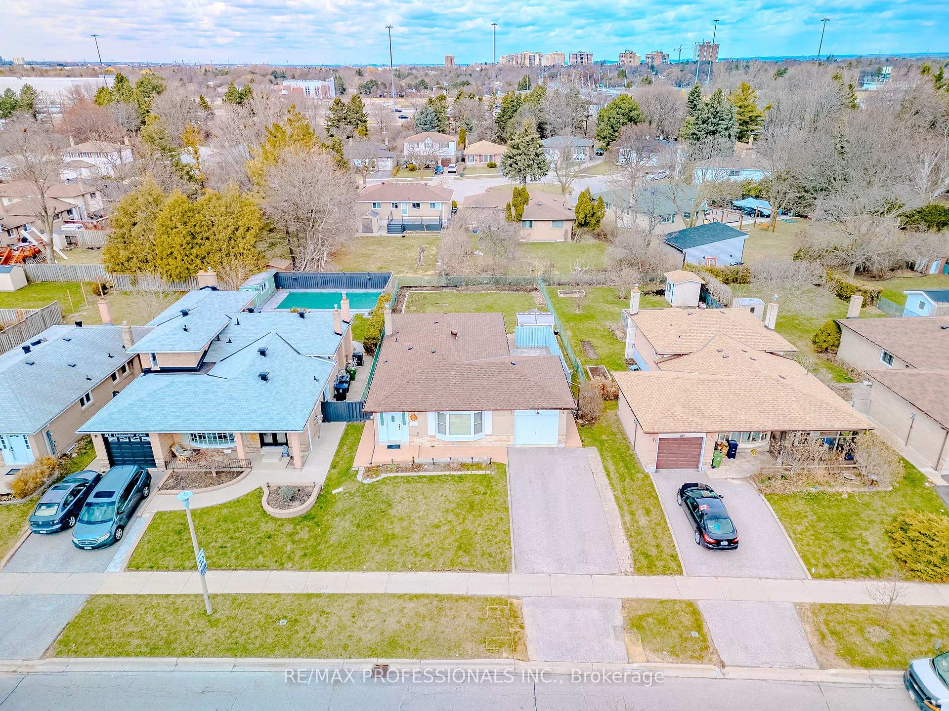 Front of 184 Oakmeadow Boulevard