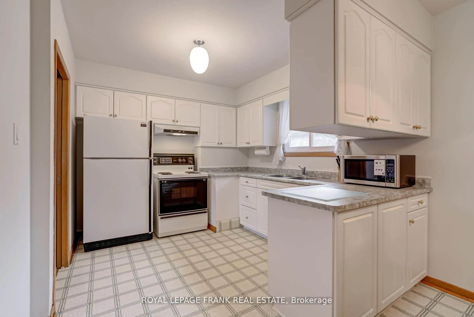 Photo 4 of 29 Sedgemount Drive, Scarborough, Woburn — HOMEH
